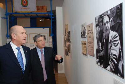Chairman of the Yad Vashem Directorate Avner Shalev guides Prime Minister Ehud Olmert in the new exhibition